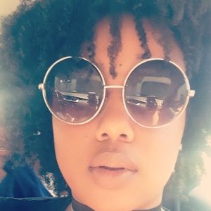 Meet your Posher, Leah